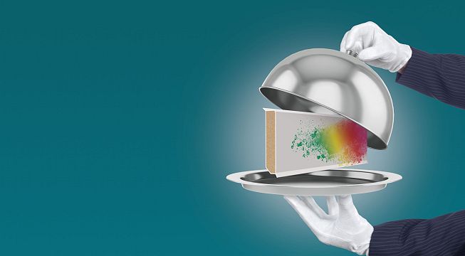 Ein Paar Hände in weißen Handschuhen präsentiert ein silbernes Tablett mit einer schwebenden Leinwand, die bunte Farbkleckse zeigt, vor blauem Hintergrund.